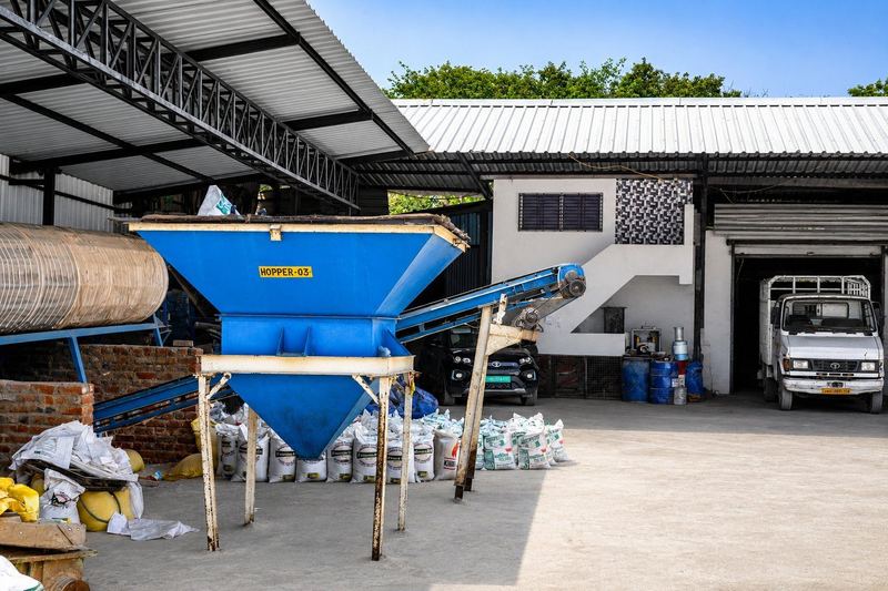 Sand hopper feeding station with conveyor system